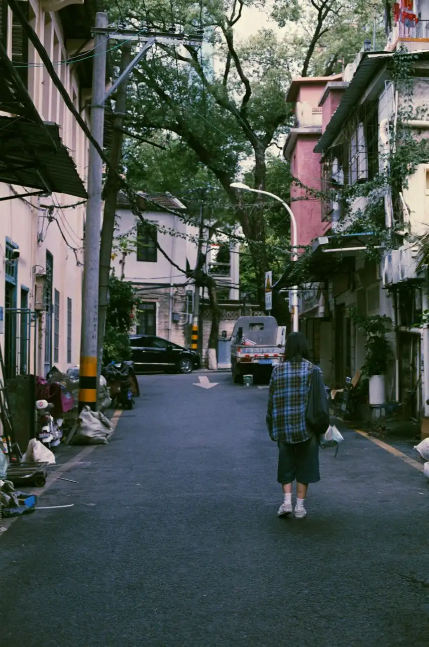 工厂仓储设备采购指南：货架与托盘选型要点